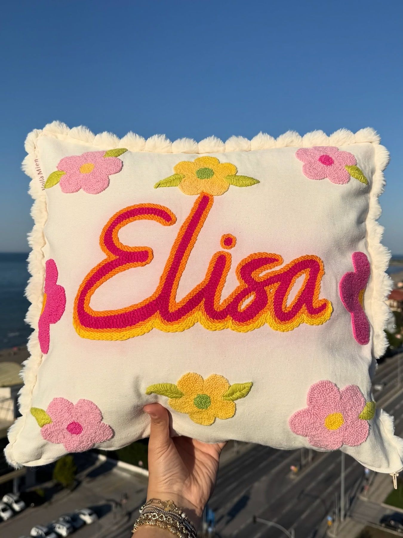 Krem zemin üzerine "Elisa" ismi ve punch nakış çiçekler
