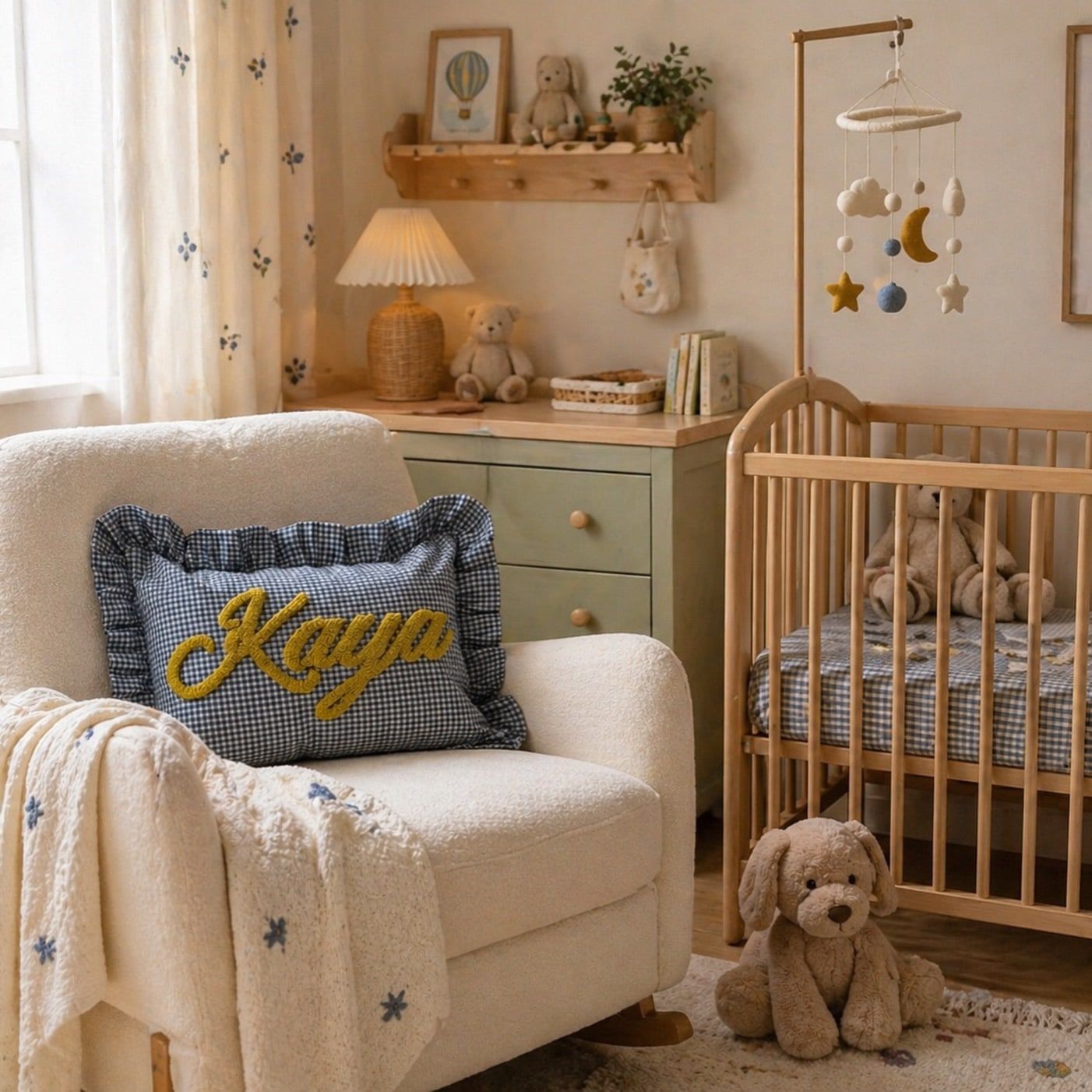 "Kaya" yazılı hardal isimli kırlent emzirme koltuğunda