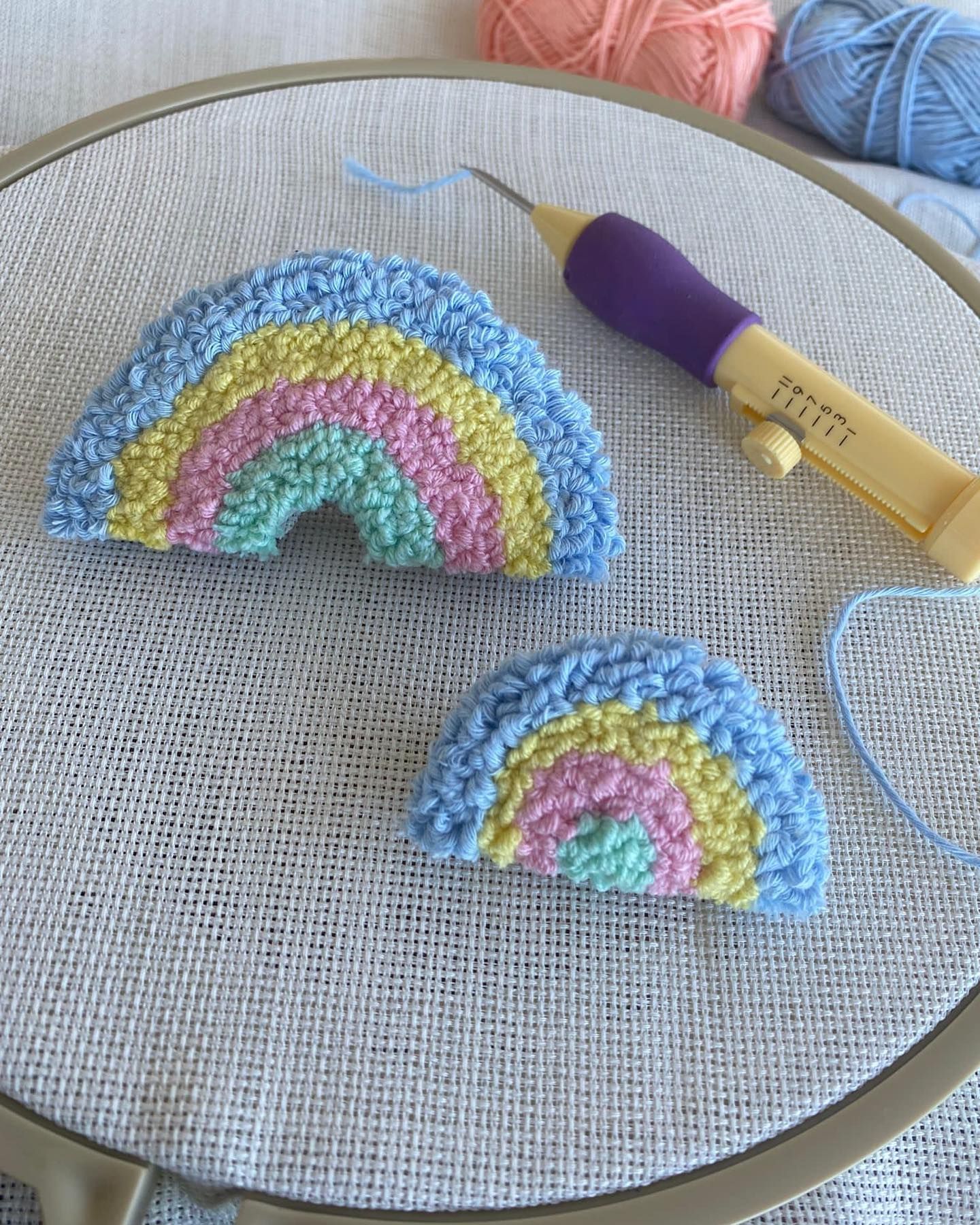 Pastel gökkuşağı tokaların kasnakta punch iğnesiyle işlenişi