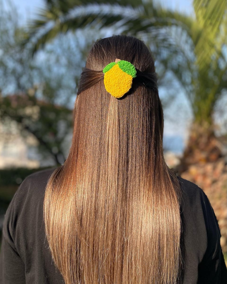 Yeşil yapraklı sarı limon punch nakış toka, saçta takılı