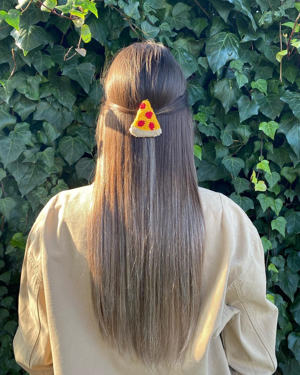 Sarı peynirli pizza dilimi punch nakış toka, saçta takılı