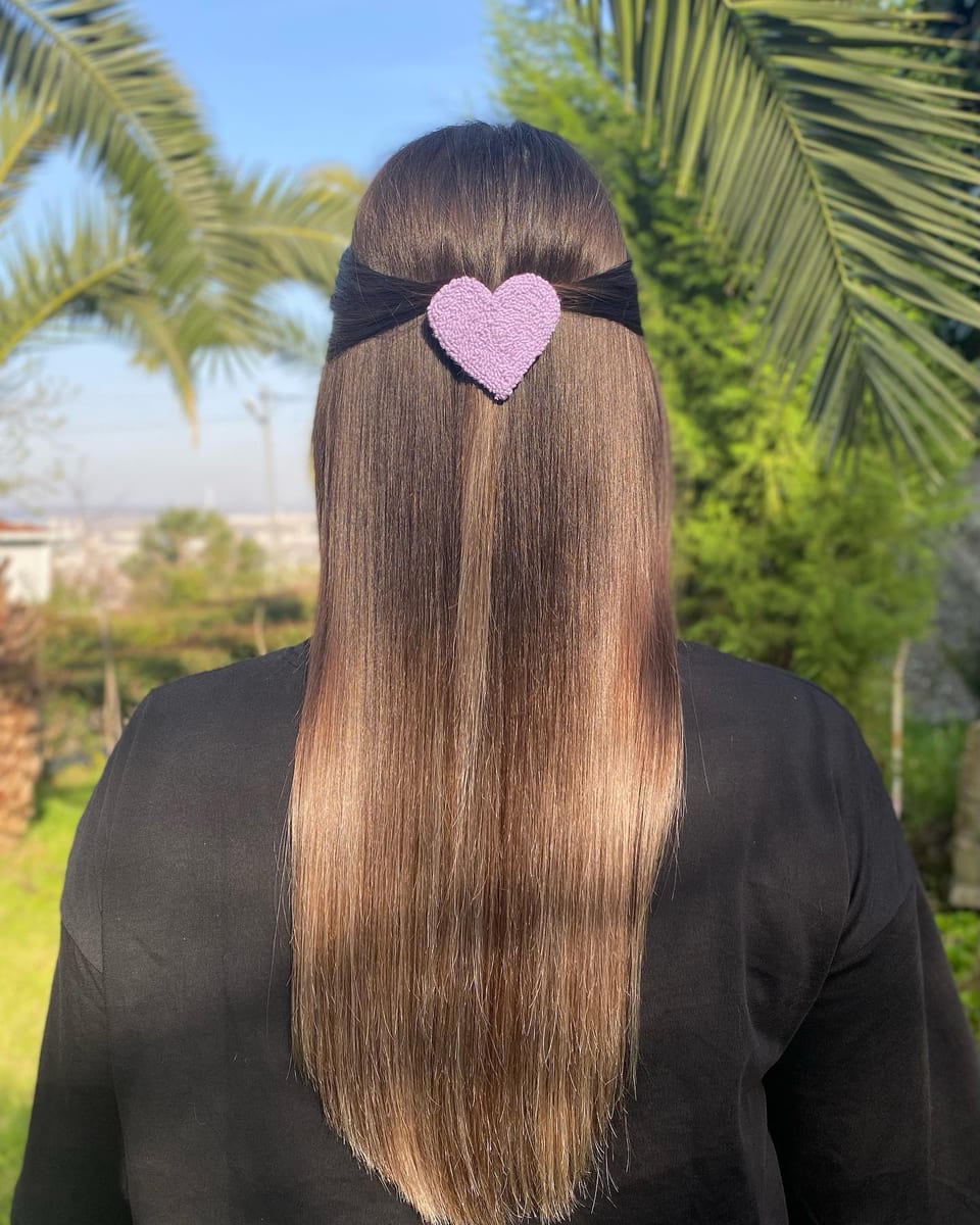 Lila kalp punch nakış toka, saçta takılı