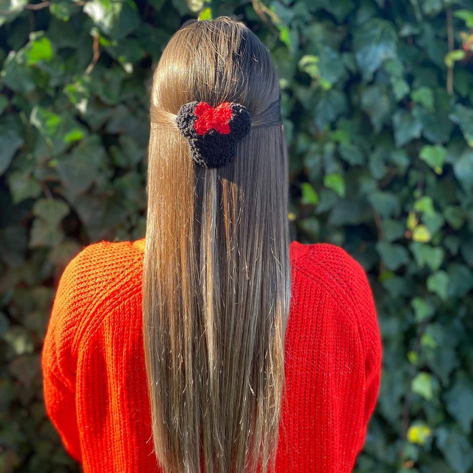 Siyah kulaklı silüet ve kırmızı fiyonklu Minnie Mouse punch nakış toka, saçta takılı