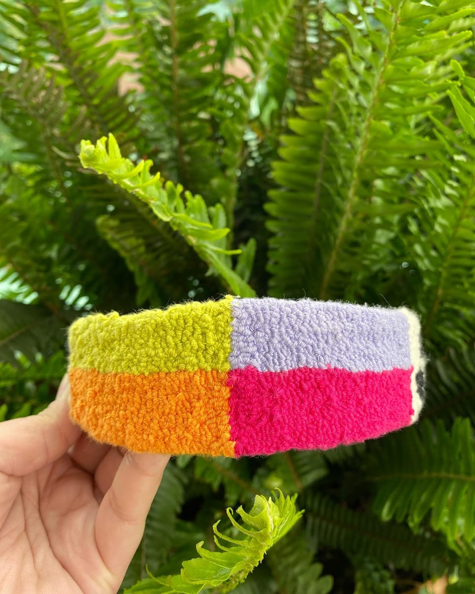 Turuncu, lila, pembe ve yeşil renk bloklu Coloré punch nakış taç, elde