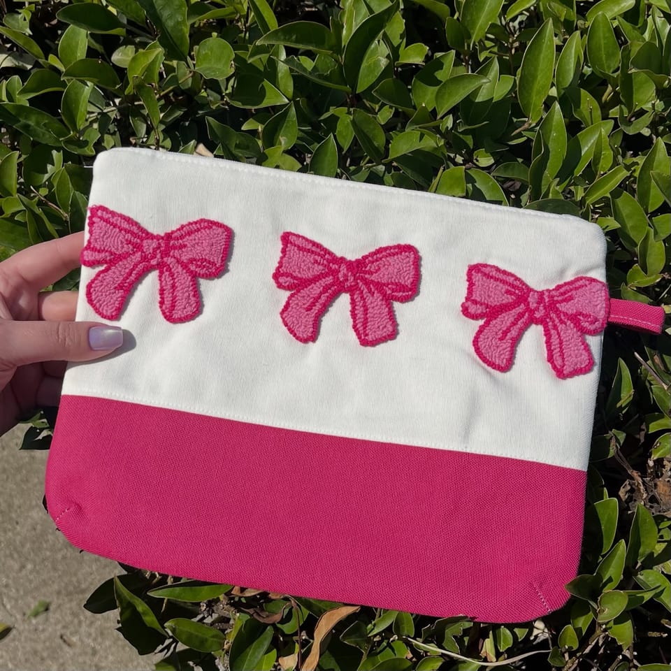 Krem ve fuşya gövde üzerine punch nakış üç pembe fiyonklu clutch çanta