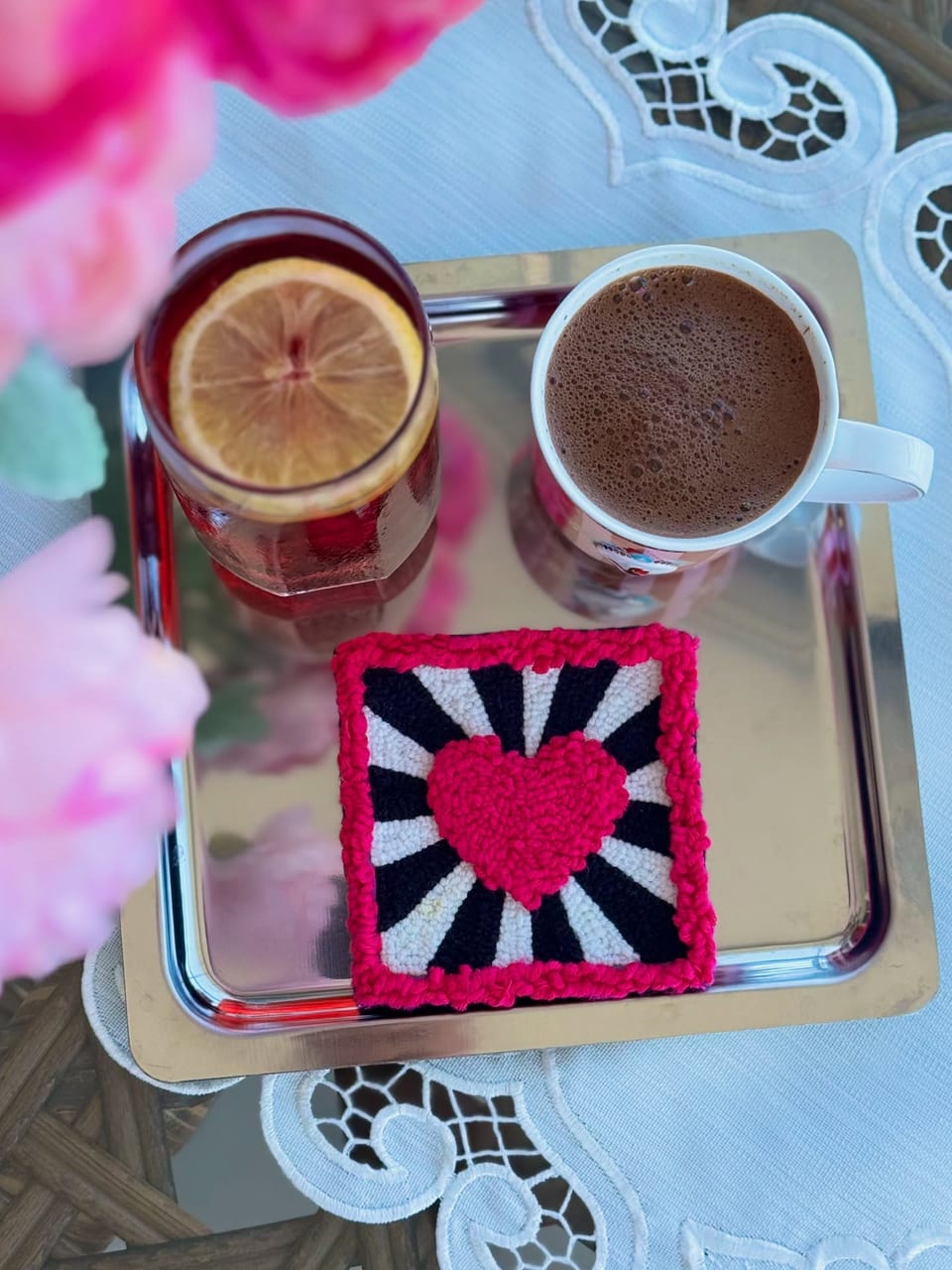 Kalpli punch bardak altlığı üzerinde çay ve kahve sunumu