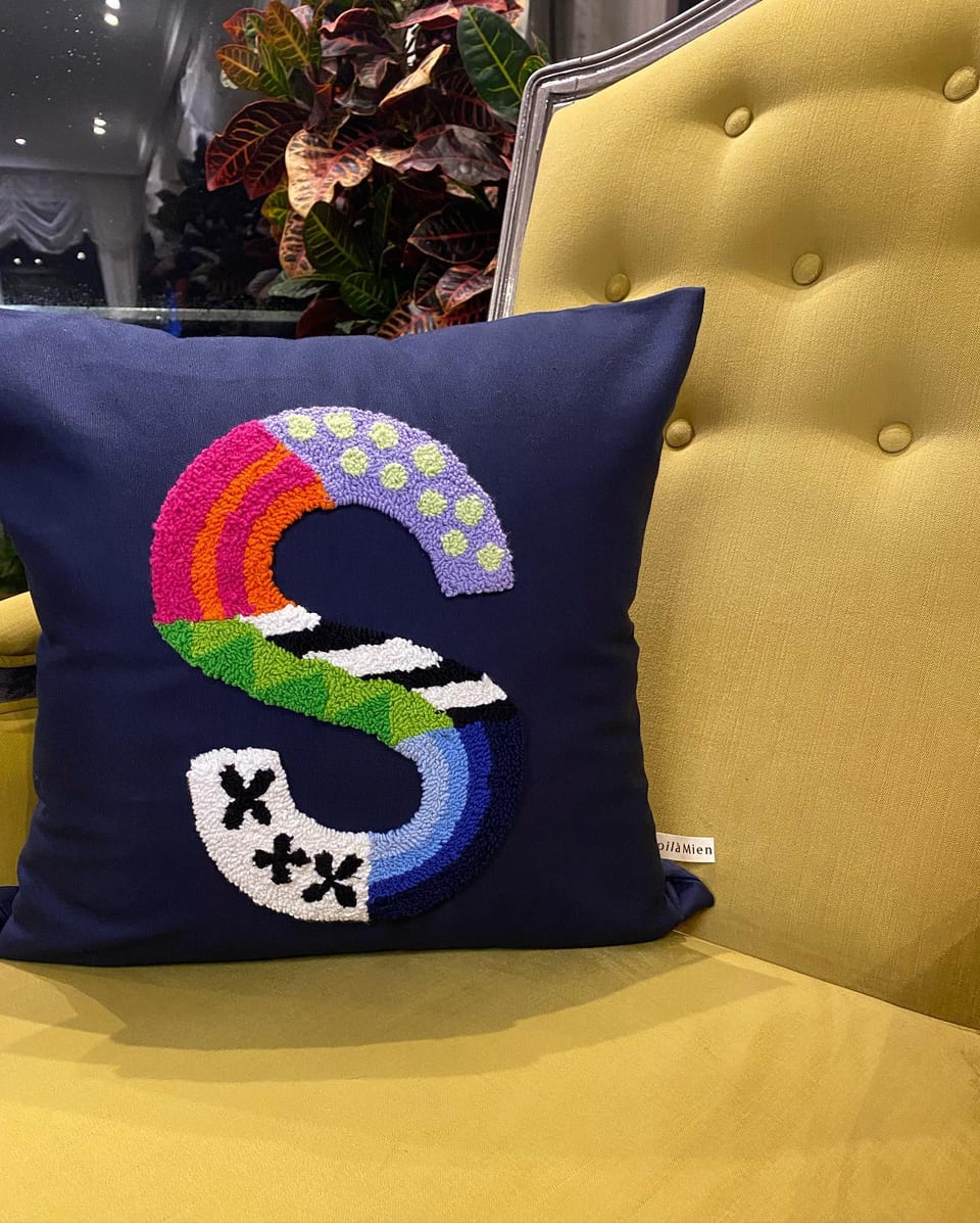 Lacivert kırlent üzerine gökkuşağı renklerinde punch nakış "S" baş harfli monogram kırlent
